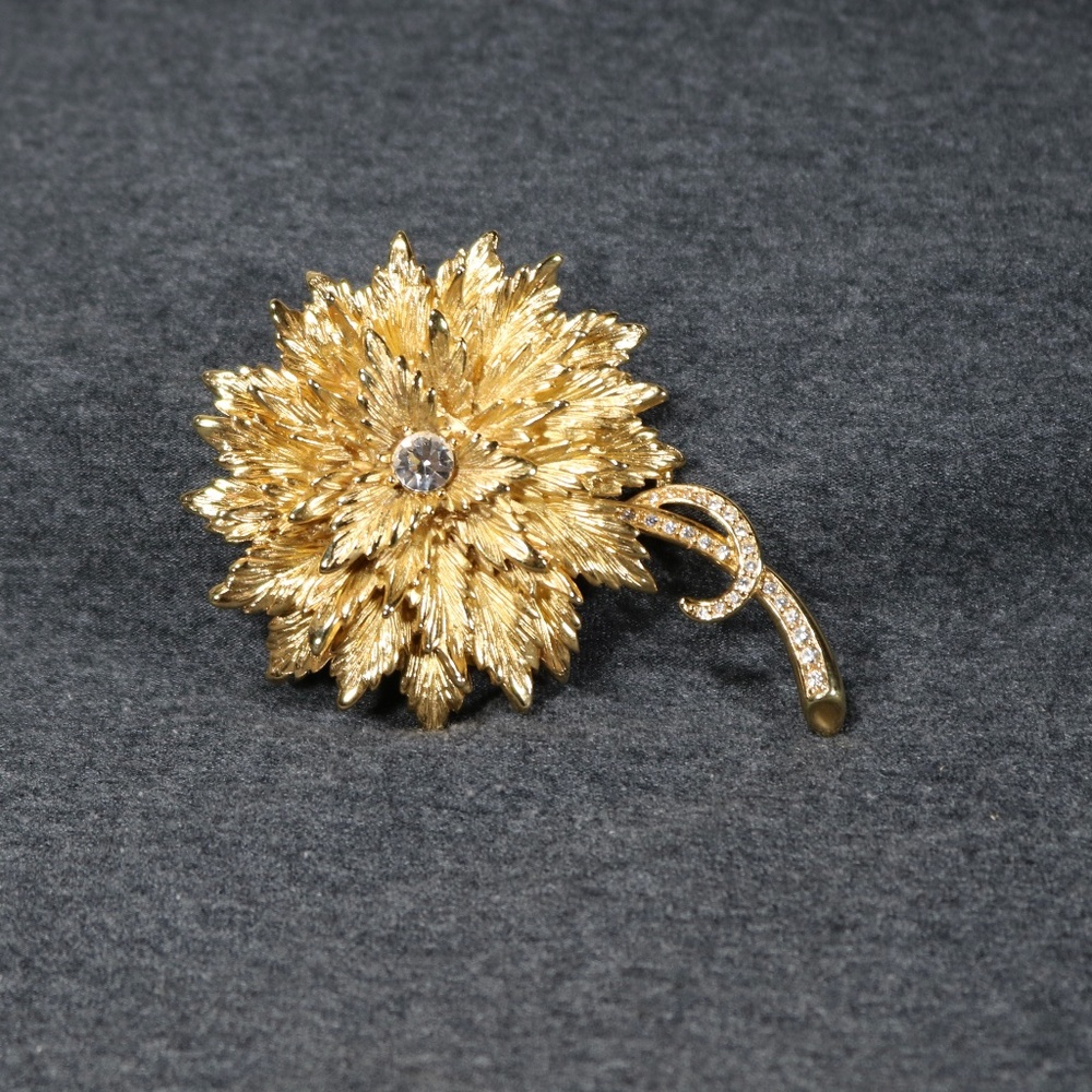 vintage costume jewelry E.Pearl large gold tone flower brooch